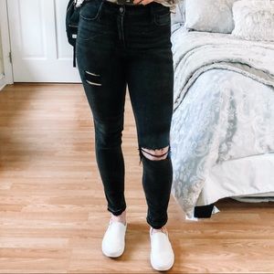 VINTAGE STYLE | Black Ripped Jeans